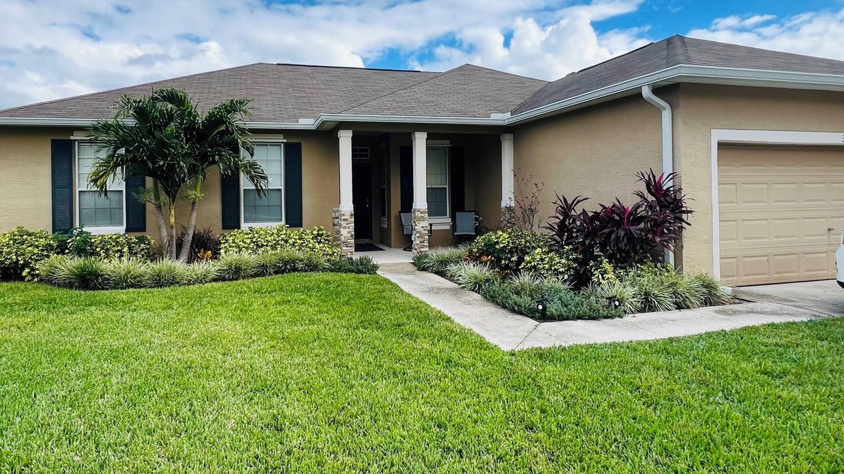 Lakeland House | Spacious 4BR with Private Pool, King Bed, Near Parks and Trails