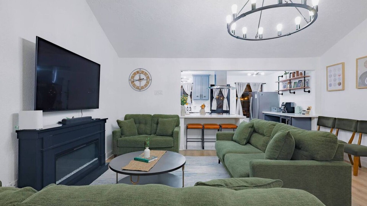 Clodine House | Spacious 4BRM home with pool & fitness/game room located in Houston