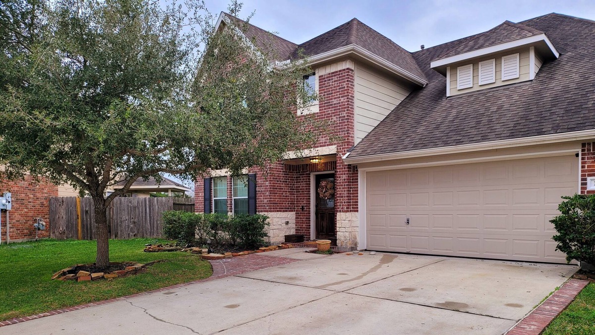 Alvin House | Spacious 5/3 home in quiet neighborhood