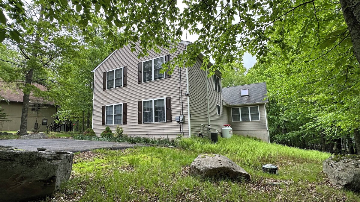 Lackawaxen House | Spacious 5 BDRM Masthope Chalet with Private Movie Theater & AWESOME Game Room