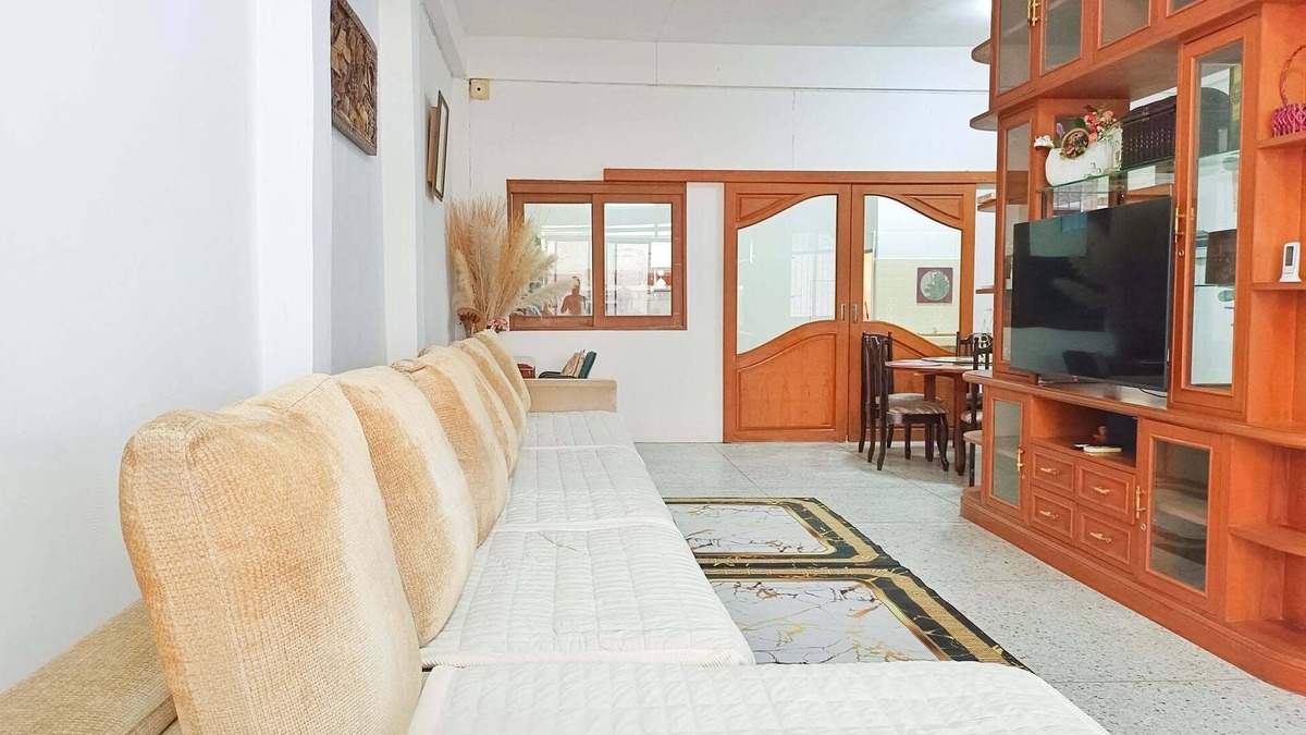 Phra Khanong House | Spacious 5-bedroom house for 16 people near BTS Onnut