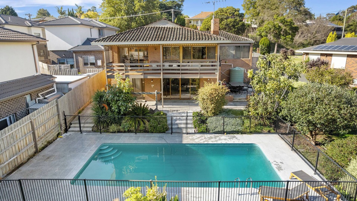 Endeavour Hills House | Spacious 5-Bedroom Home & Pool