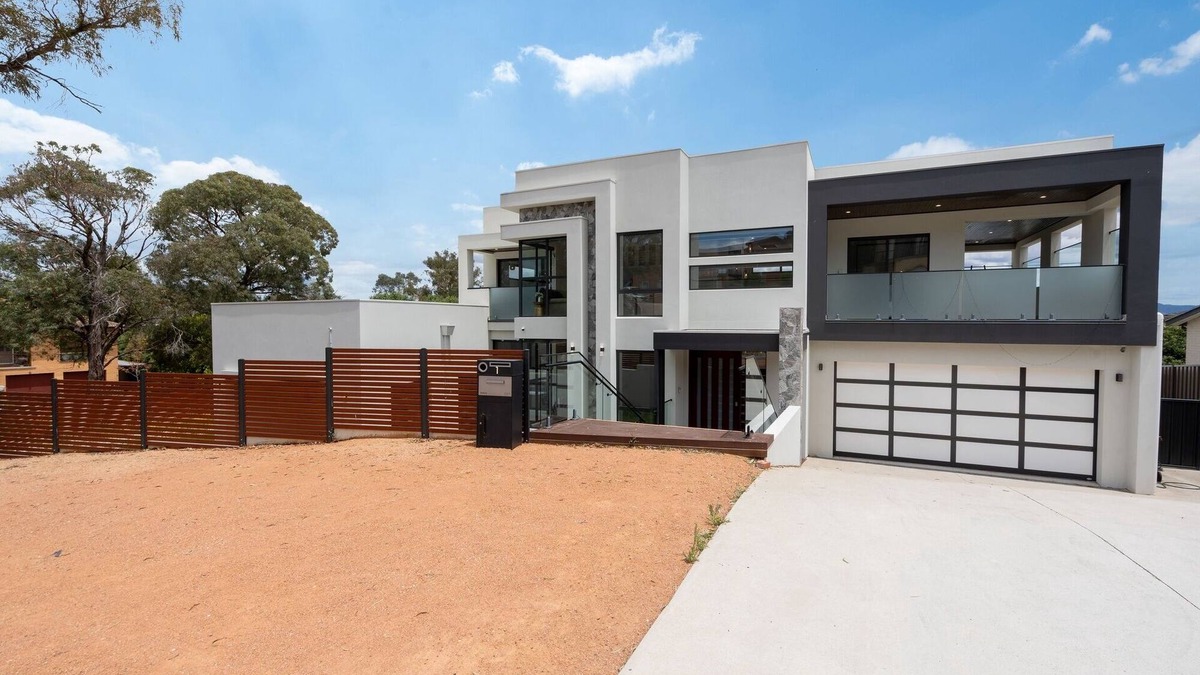 Giralang House | Spacious 5-Bed Family Home in Giralang