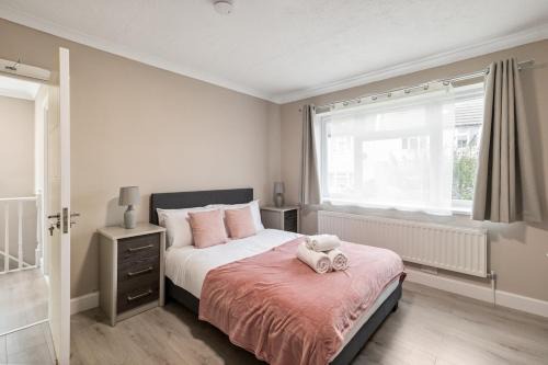 Upshire Apartment | Spacious 5 Bed house Waltham Abbey With Garden
