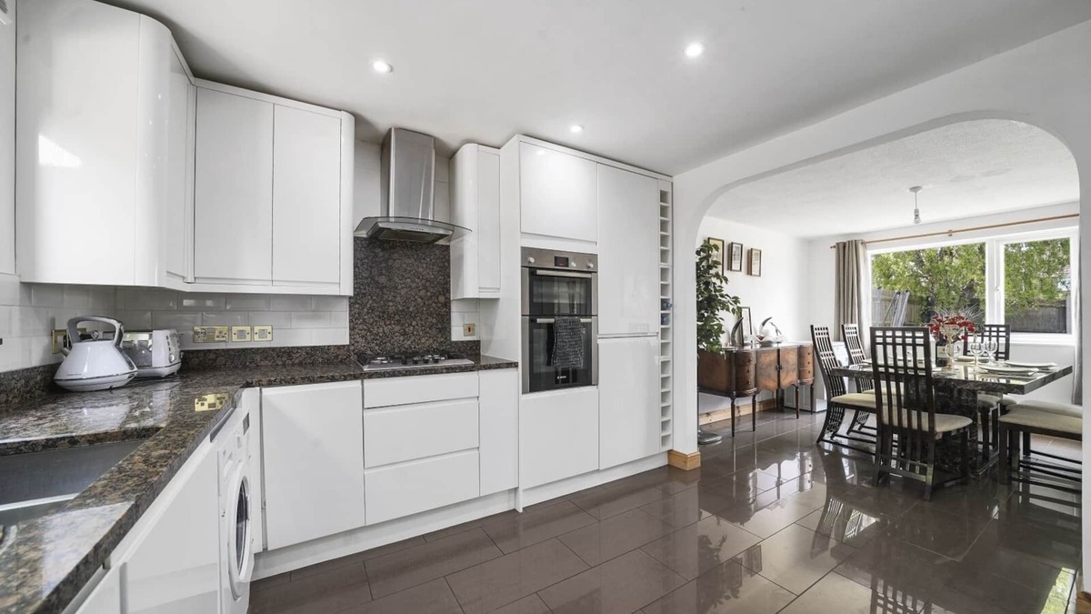 Larkfield House | Spacious 5-Bed House in Aylesford