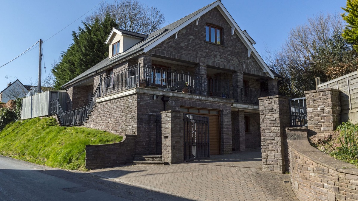 Kentchurch House | Spacious 5 bed property with hot tub/sauna situated in picturesque Grosmont