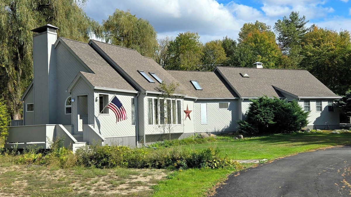 Fort Edward House | Spacious 5-Bed with Pool, Firepit, and BBQ - 20-min to Saratoga and Lake George