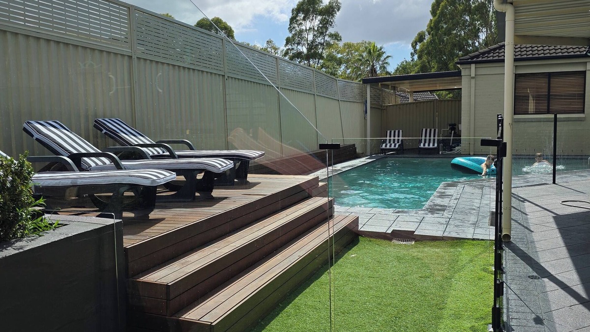 Hamlyn Terrace House | Spacious 5 bedroom home with a pool, perfect for family getaways.