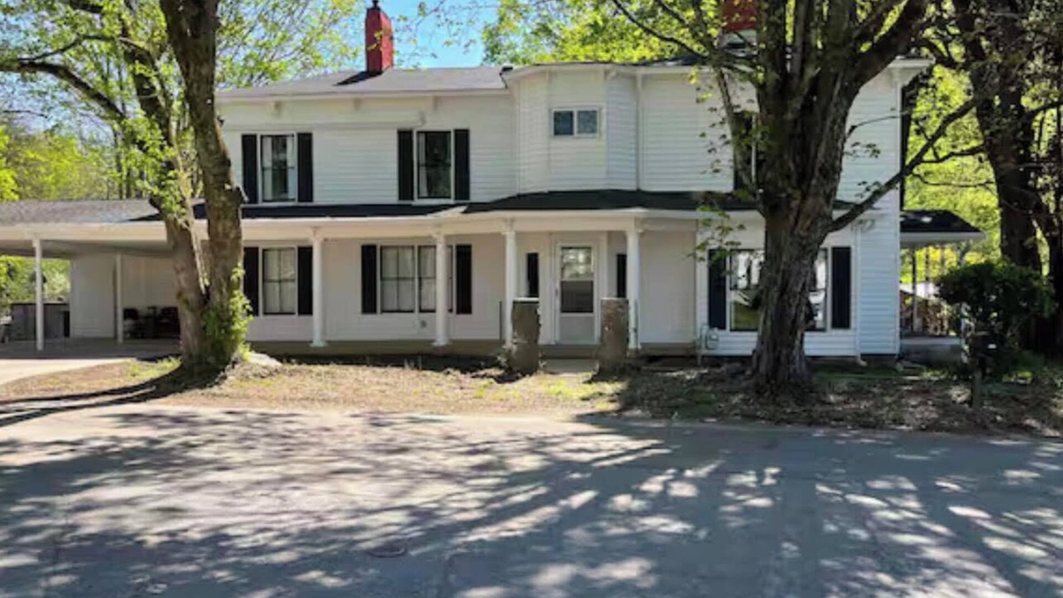 Coalfield House | Spacious 5-bedroom pet friendly house with WiFi, AC in charming Oliver Springs