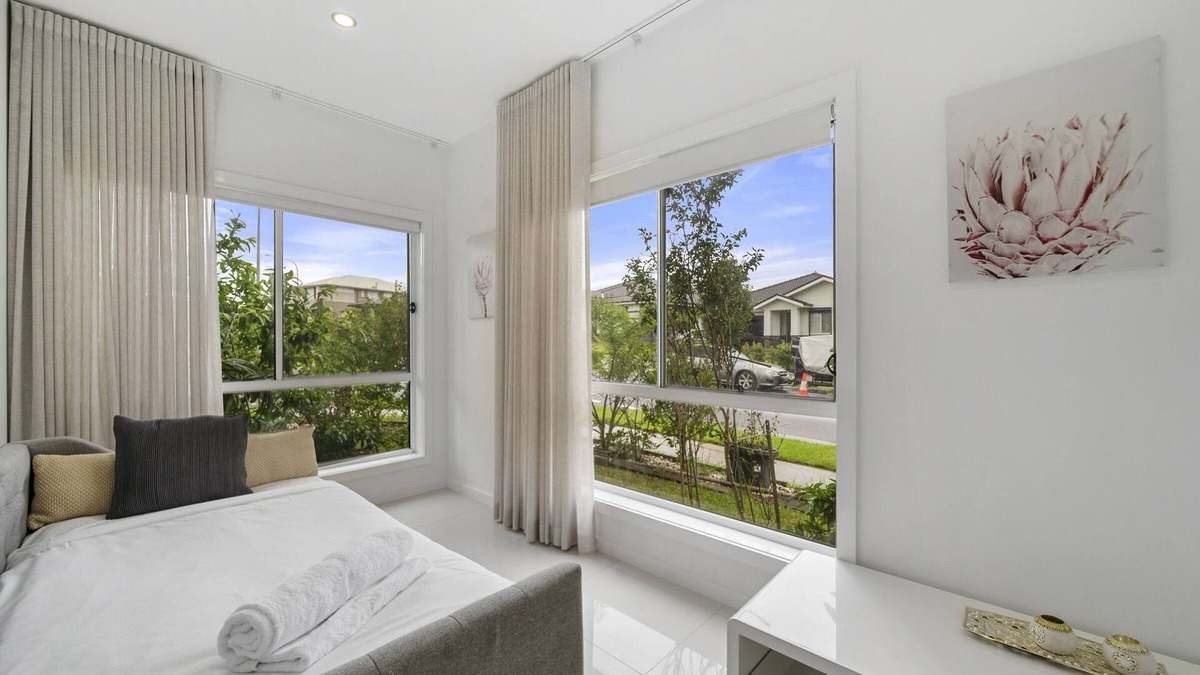 Gregory Hills House | Spacious 5 Bedroom 2.5 bathroom House in Gregory Hills