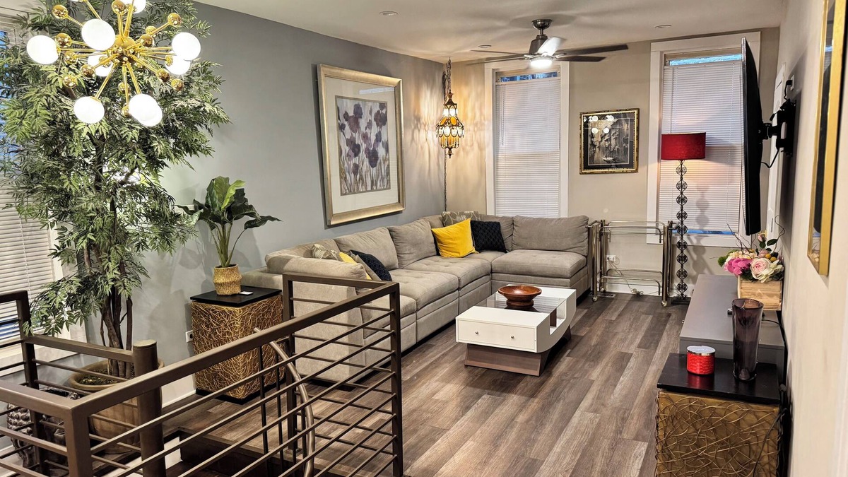 Pilsen House | Spacious 5-bedroom, 2.5 baths Coach House in East Pilsen with A/C and WIFI