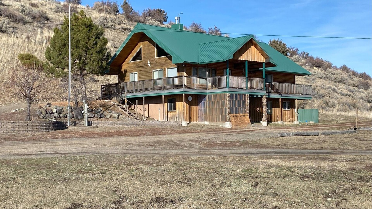Lakeview House | Spacious 5-bedroom 3-Bath house with WiFi, AC in welcoming Lakeview Oregon