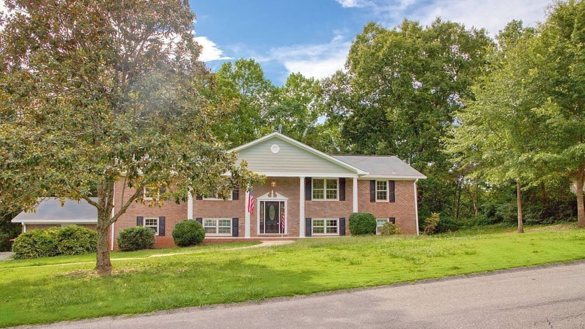 Silver Creek House | Spacious 5-bedroom, 3-bathroom house with pool table in delightful Rome