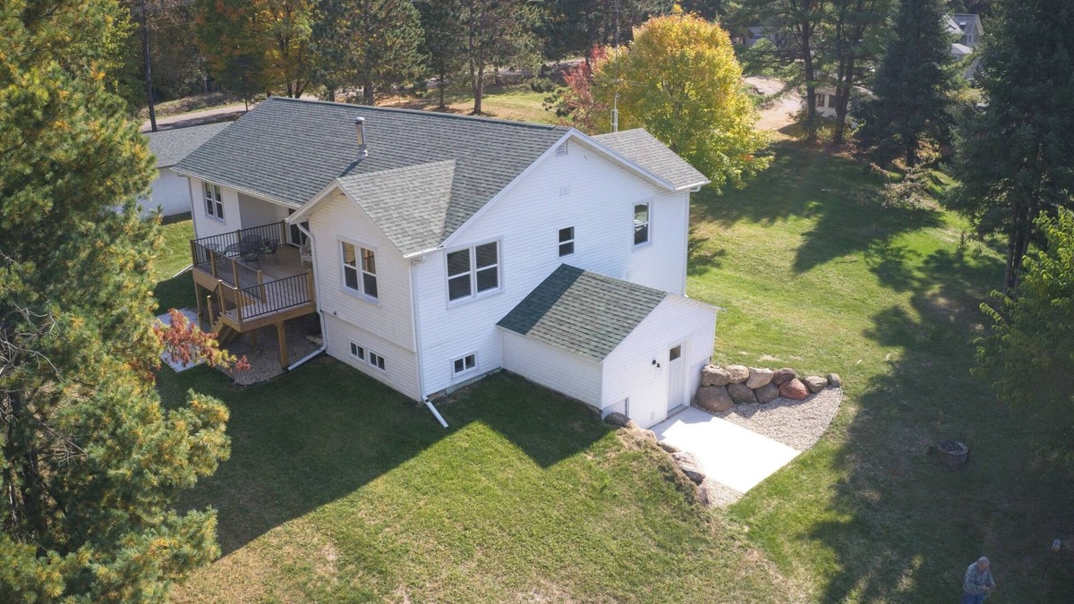 Baraboo House | Spacious 5-bedroom 4- bath house 1- mile to Devil's Lake.