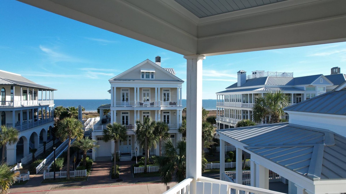 Galveston House | Spacious 5 Bedroom - 4.5 Baths Near the Beach w/Elevator