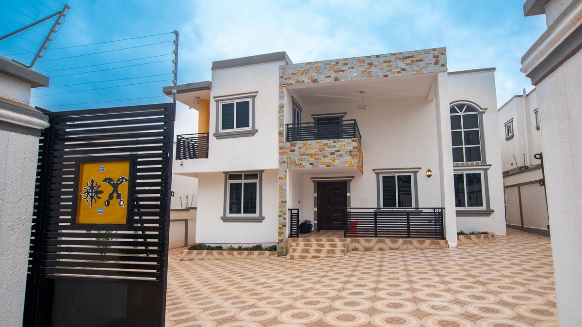 Kumasi Apartment | Spacious 5-bedroom apartment in delightful Kumasi with AC, WiFi