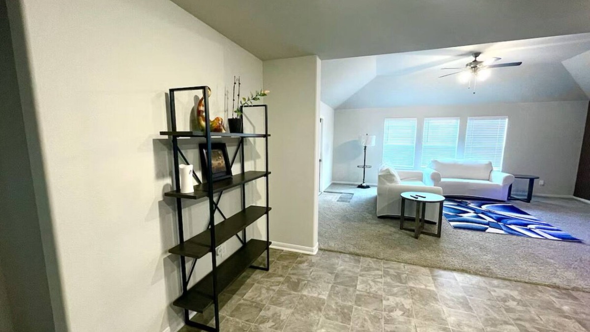 Rosenberg House | Spacious 5-bedroom building in charming Rosenberg with WiFi, AC, fitness room