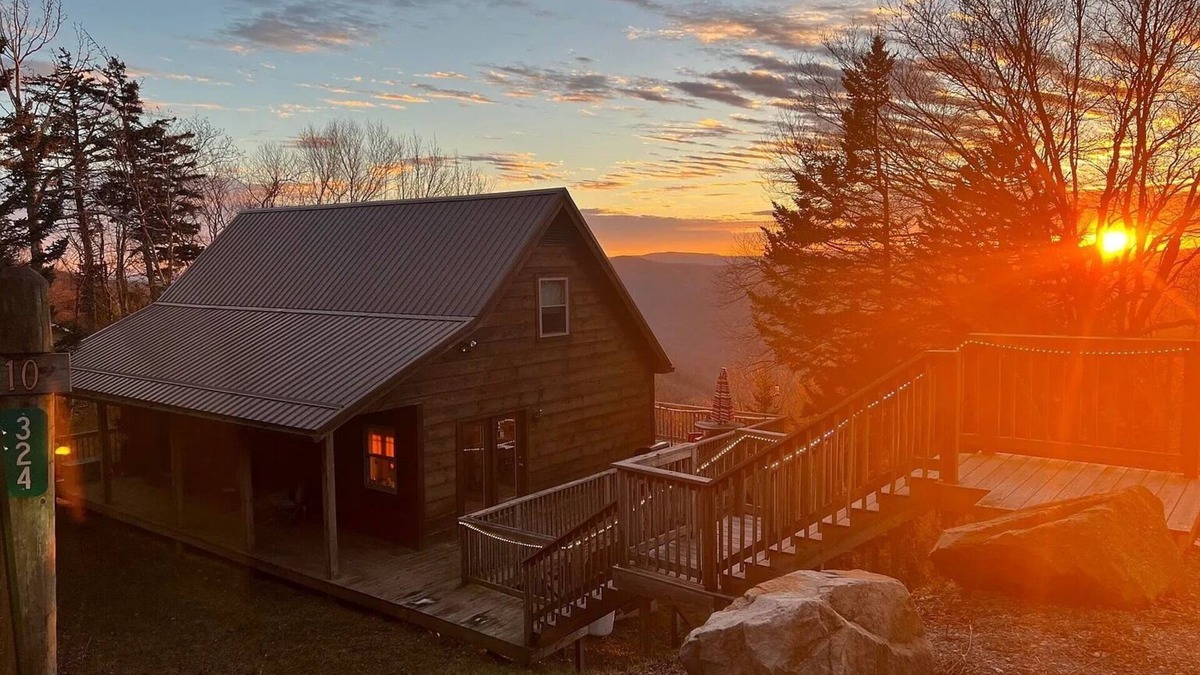 Snowshoe House | Spacious 5-bedroom bungalow near Cupp Run w/beautiful western & sunset views