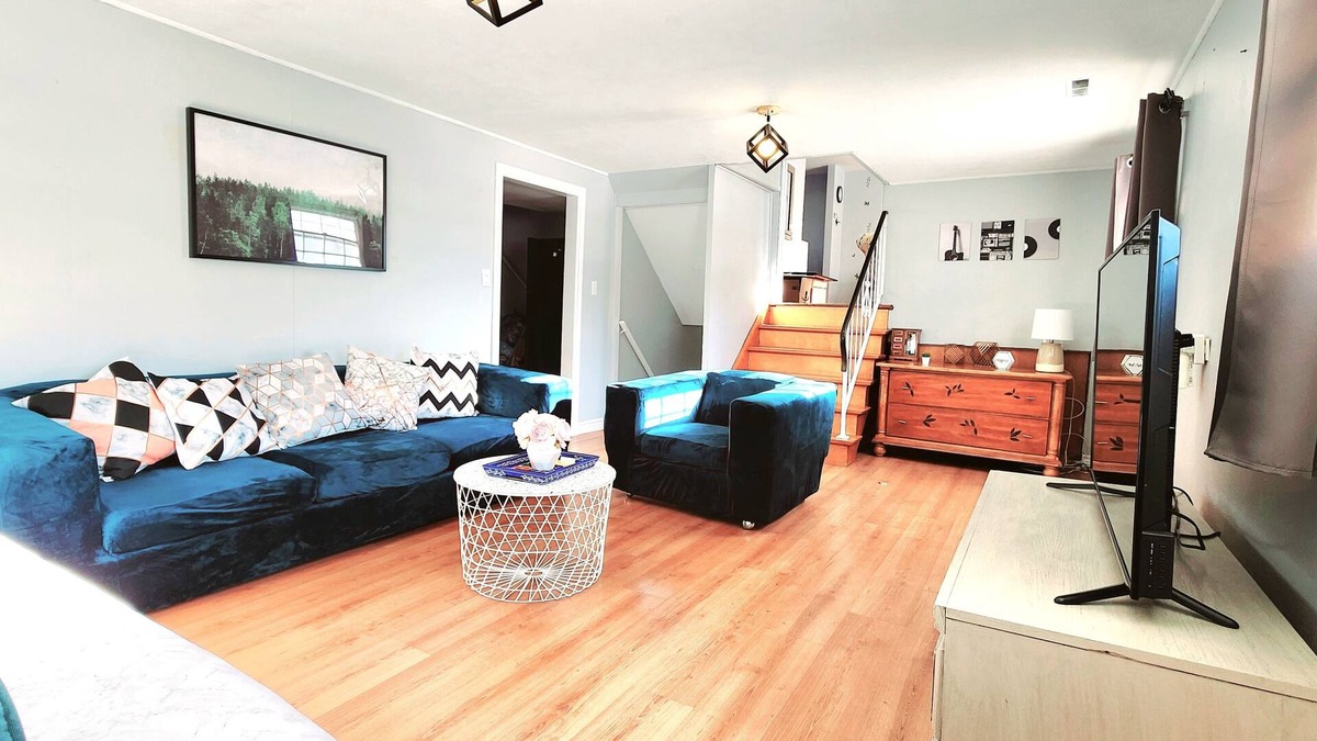 London House | Spacious 5 bedroom bungalow w/huge backyard