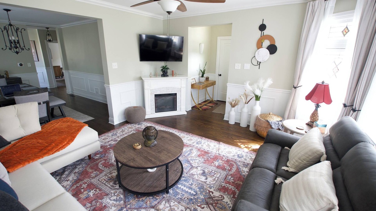 Berwyn House | Spacious 5-bedroom bungalow with AC, WiFi in welcoming Berwyn