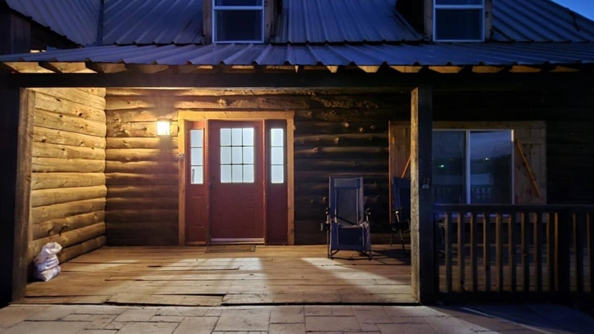 Blanding Cabin | Spacious 5-bedroom Farmhouse cabin in charming Blanding with AC, WiFi
