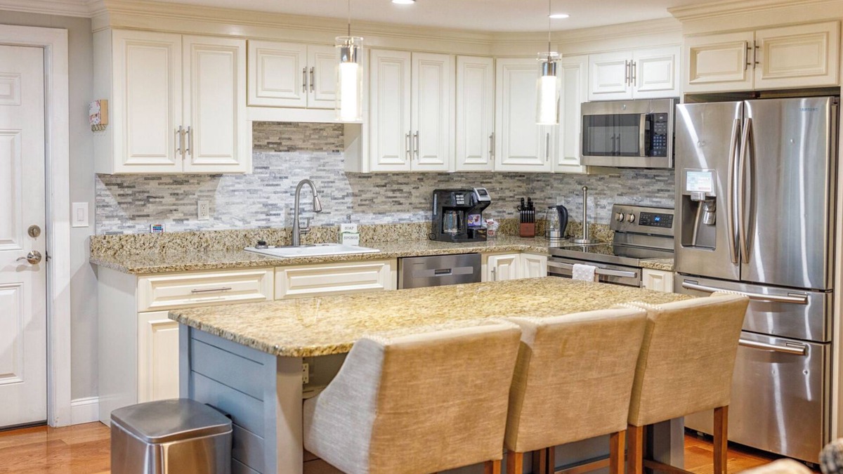 Barnstable House | Spacious 5-bedroom house with Backyard Fun