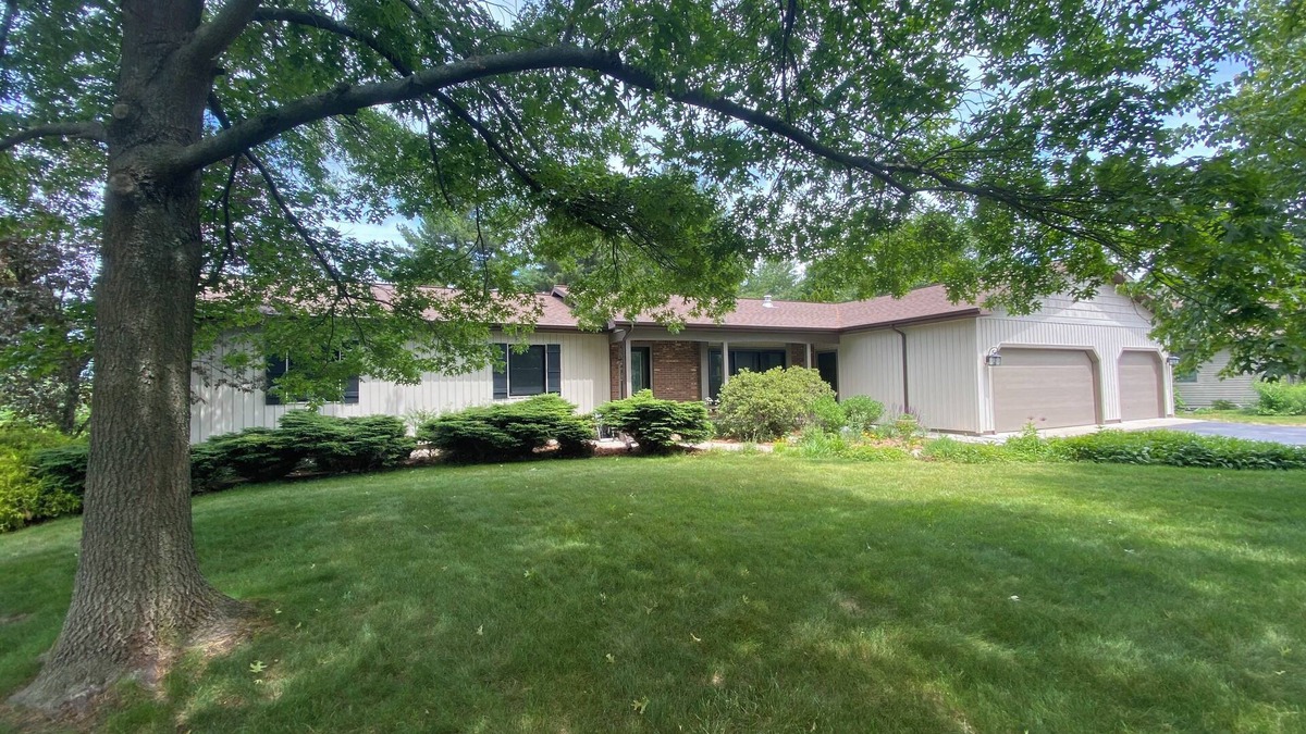 Williamsburg House | Spacious 5-bedroom house just outside the Village of Elk Rapids with AC, WiFi