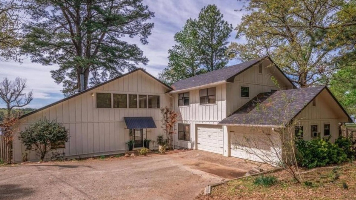 Gladewater House | Spacious 5-bedroom house with AC, WiFi in charming Gladewater