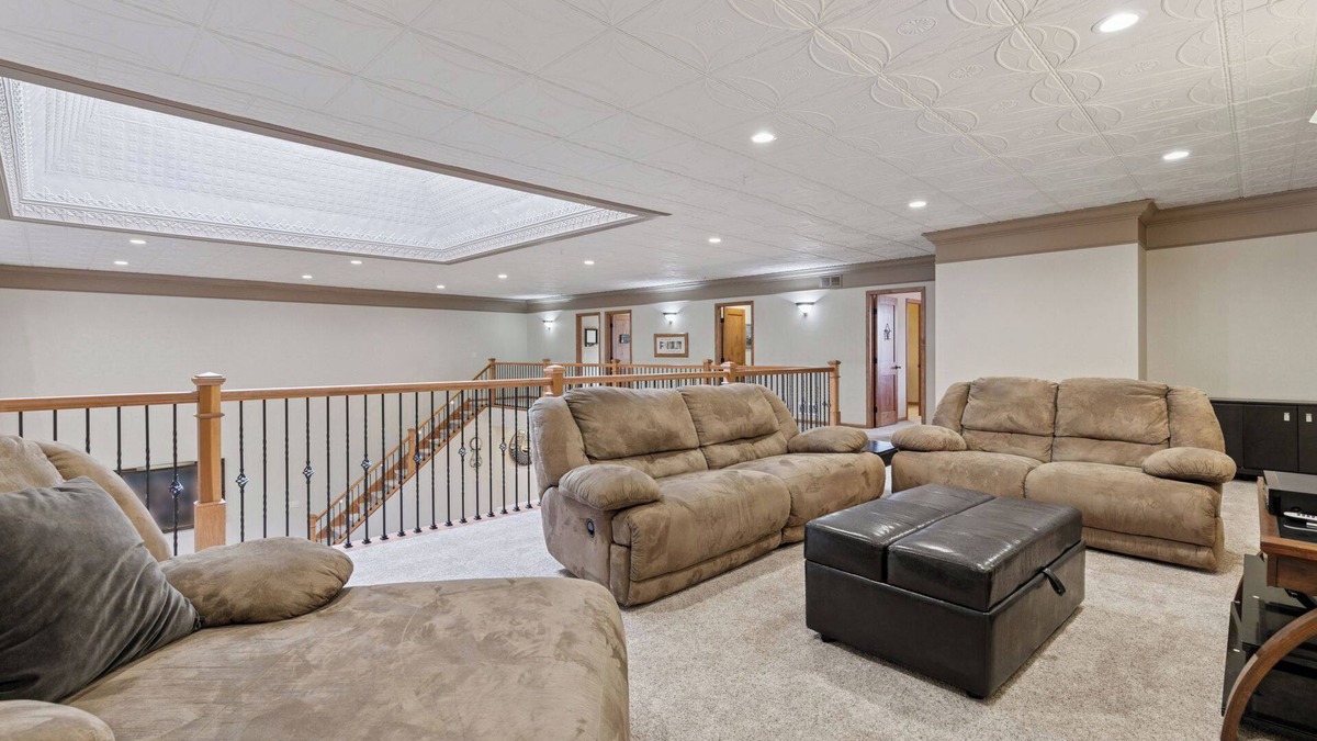 Montgomery House | Spacious 5-bedroom historic house in Montgomery, MN