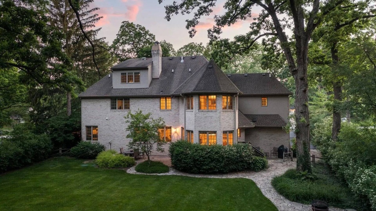 Naperville House | Spacious 5-bedroom house in nice Naperville with WiFi, fitness room