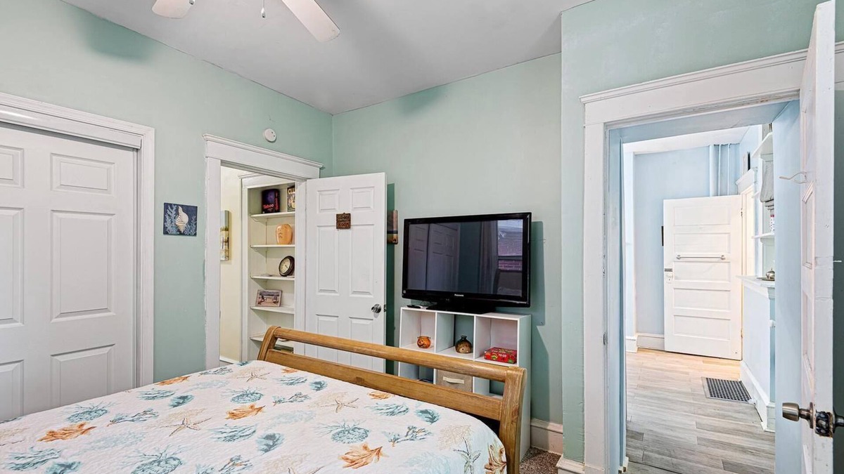 Wilmington House | Spacious 5-bedroom house with 1King + 4queen beds in lovely Wilmington
