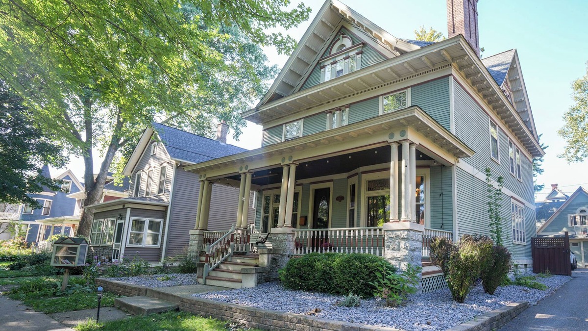 Summit - University House | Spacious 5-bedroom Historic Townhome in Brilliant Saint Paul