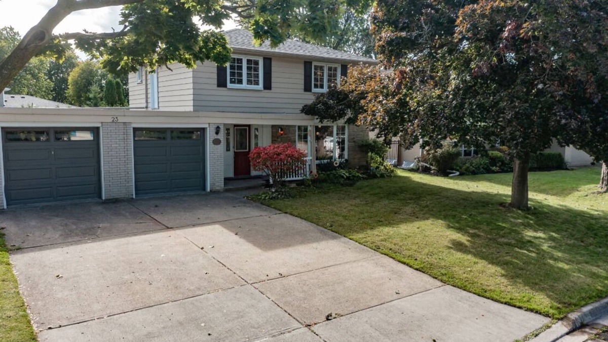 Brampton House | Spacious 5 bedroom home with pool and all-year hot tub. 17 Minutes from YYZ.