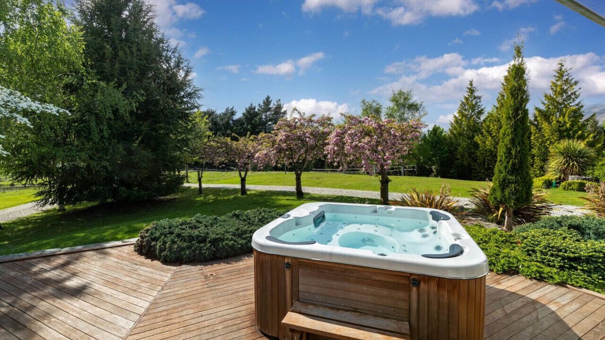 Arrowtown House | Spacious 5 bedroom home with hot tub