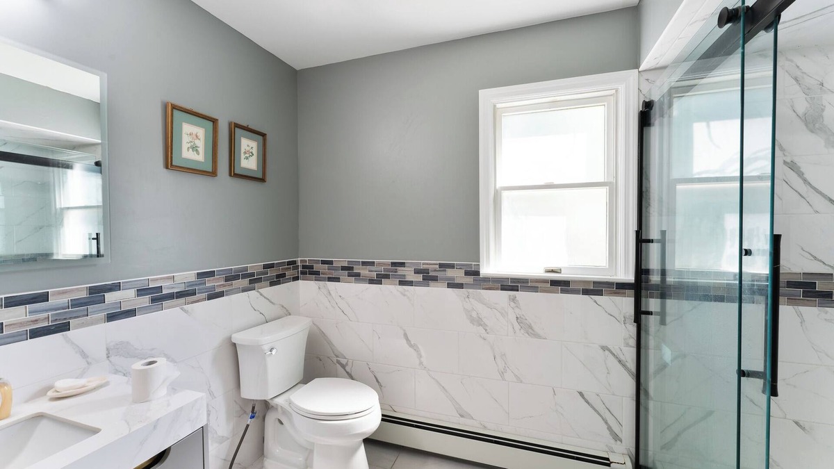 Bay Shore House | Spacious 5-bedroom house in charming Bay Shore with AC, WiFi