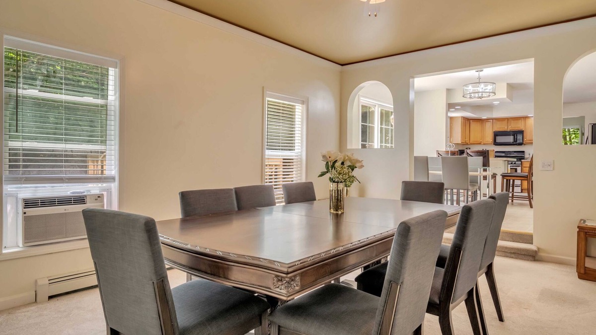Tobyhanna Villa | SPACIOUS 5-BEDROOM HOME NEAR 42 ATTRACTIONS, SLEEPS 21/2, POOLS & GAME ROOM