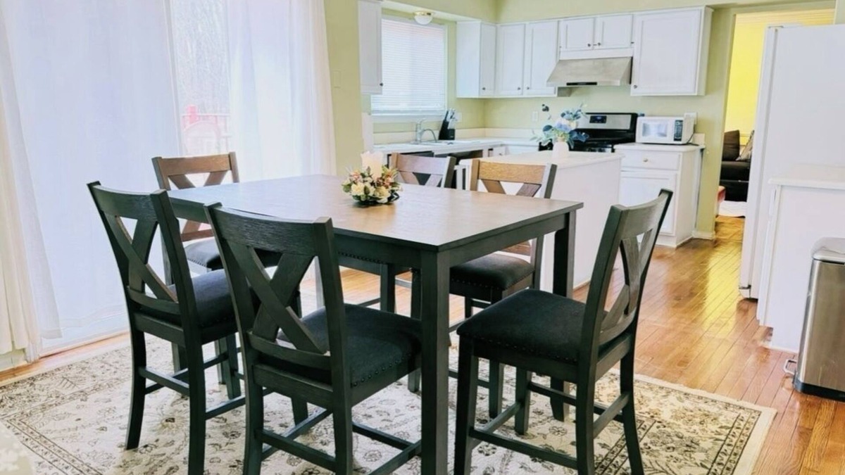 Mitchell House | Spacious 5-bedroom house with pool table near UofM