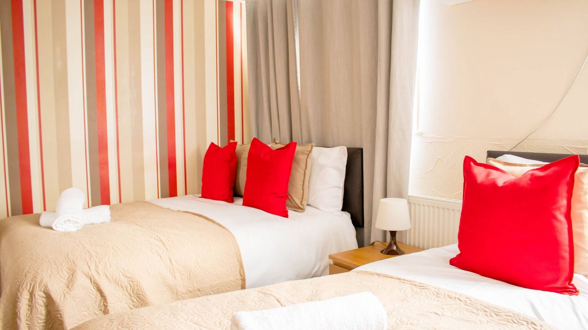 Tilbury House | Spacious 5-Bedroom Home - Sleeps 11 & Free Parking