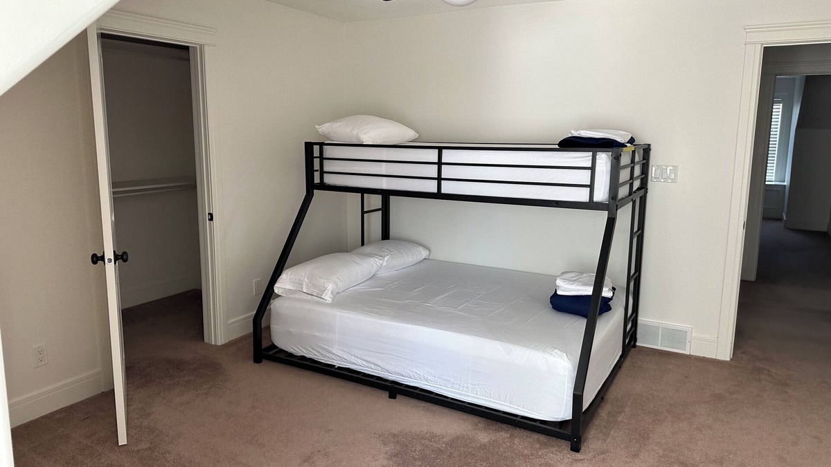 Raymond House | Spacious 5-bedroom house with WiFi, AC in amazing Raymond