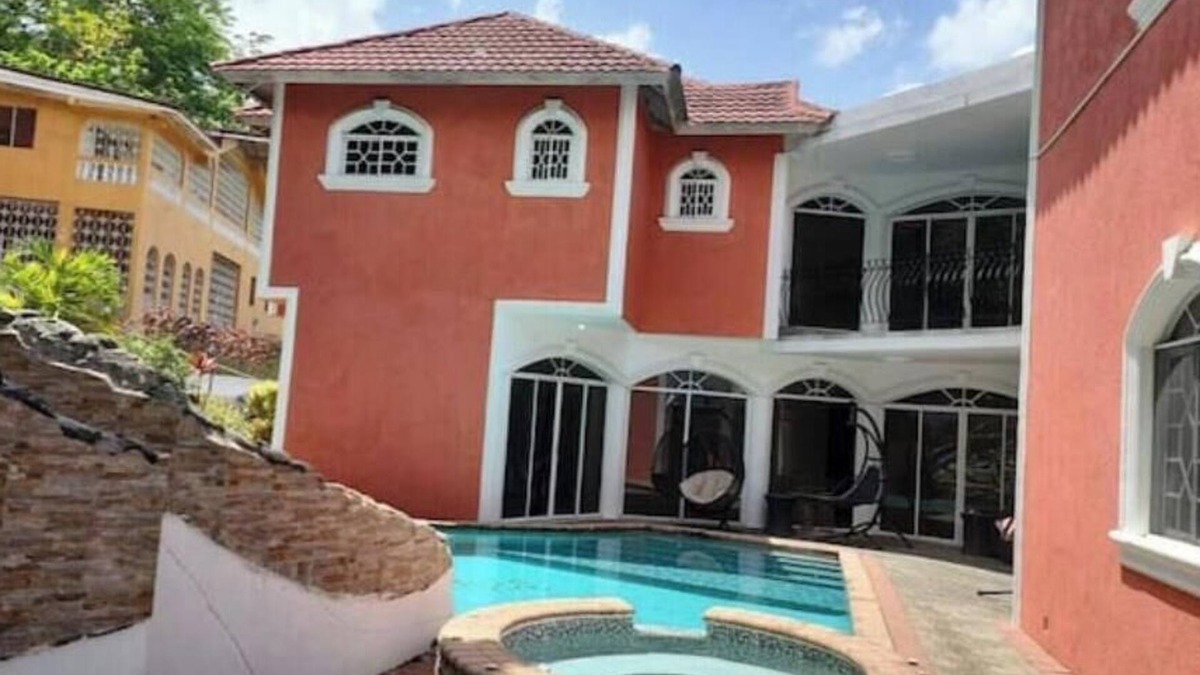Kingston House | Spacious 5-bedroom house in lovely Kingston with WiFi, AC