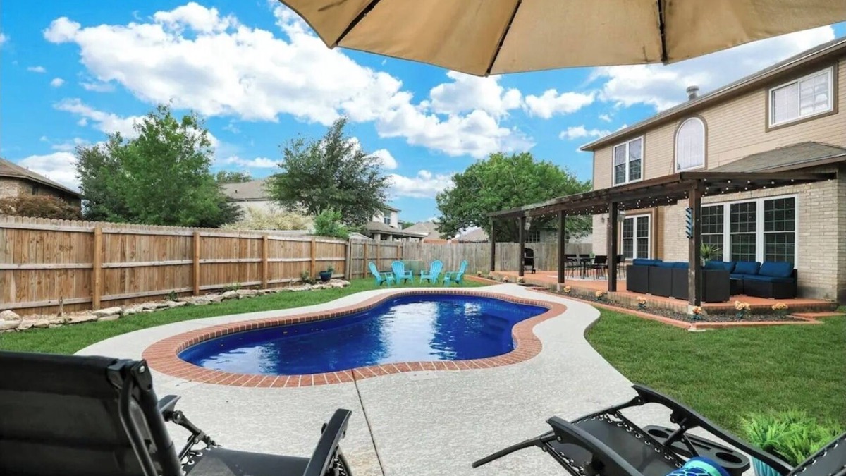 Live Oak House | Spacious 5-bedroom house with private pool in a central San Antonio location.