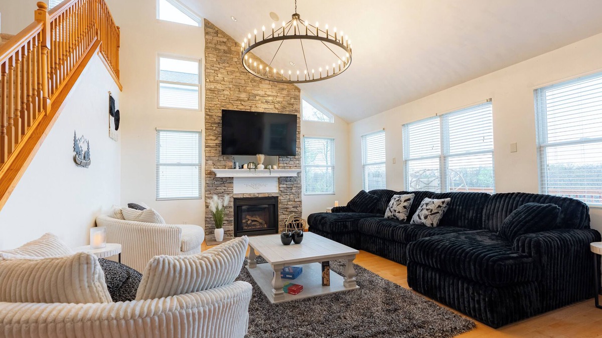 Jefferson Township House | Spacious 5-bedroom house with Majestic Views Hot Tub in delightful Hidden Valley