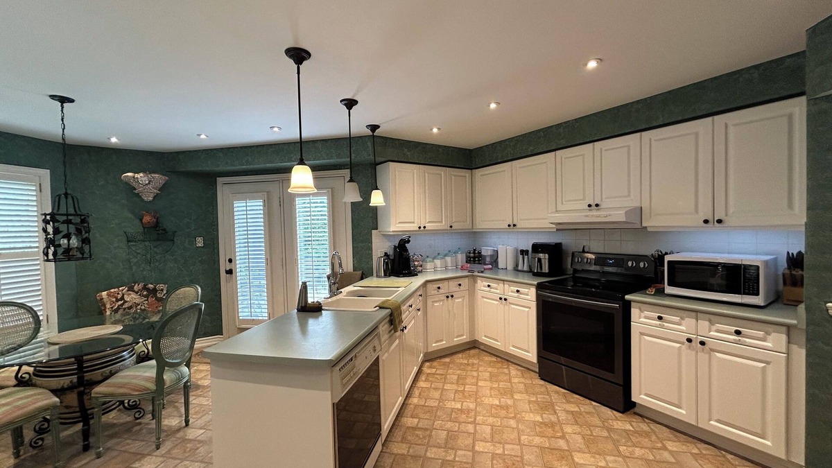 Whitby House | Spacious 5-bedroom house in charming Whitby with WiFi and AC