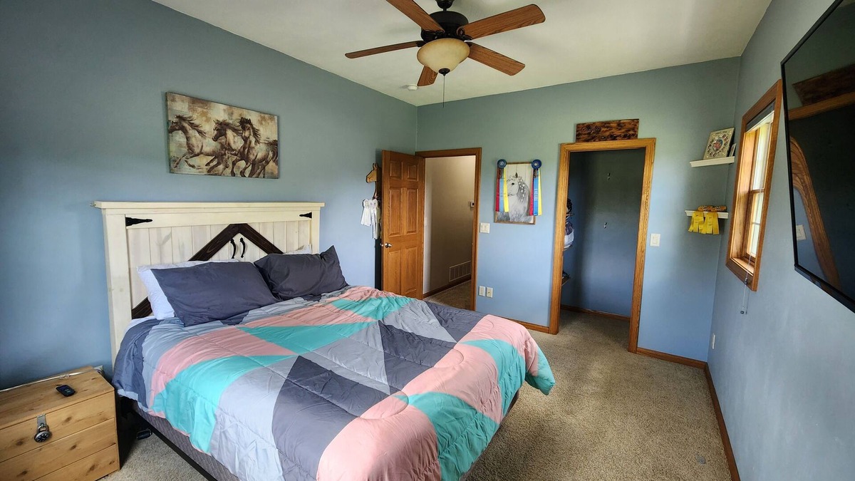 Black Wolf House | Spacious 5-bedroom house in charming Oshkosh with WiFi, fitness room
