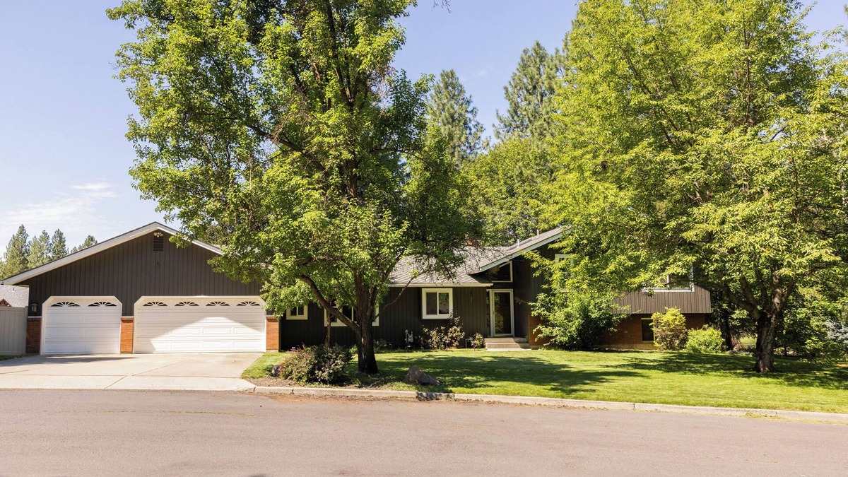 Fairwood House | Spacious 5-bedroom house in North Spokane with Hot tub & game room.