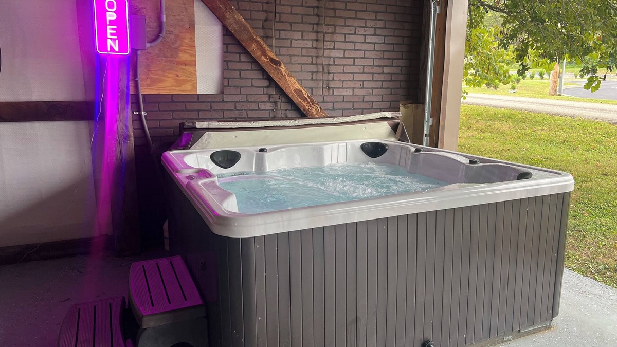 Stanton House | Spacious 5-bedroom House, Garage/Hot Tub/Bar, Close to RRG, Fiber WiFi