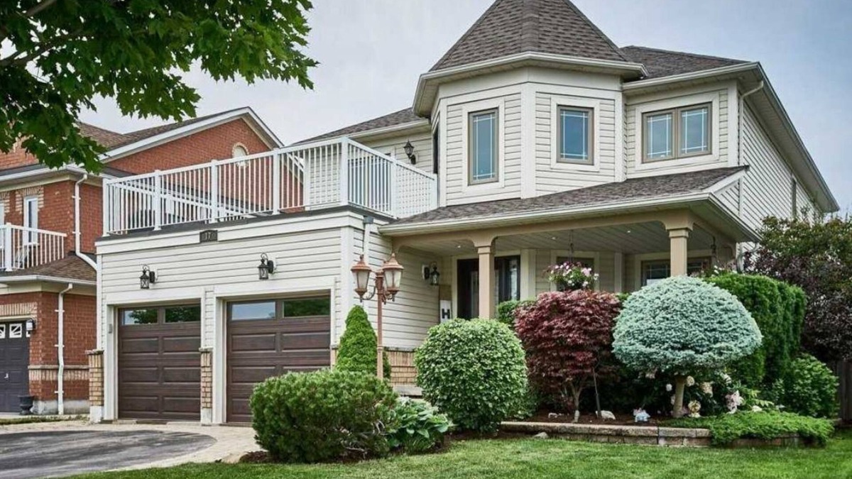 Whitby House | Spacious 5-bedroom house w charming lake view with WiFi, AC, saltwater pool