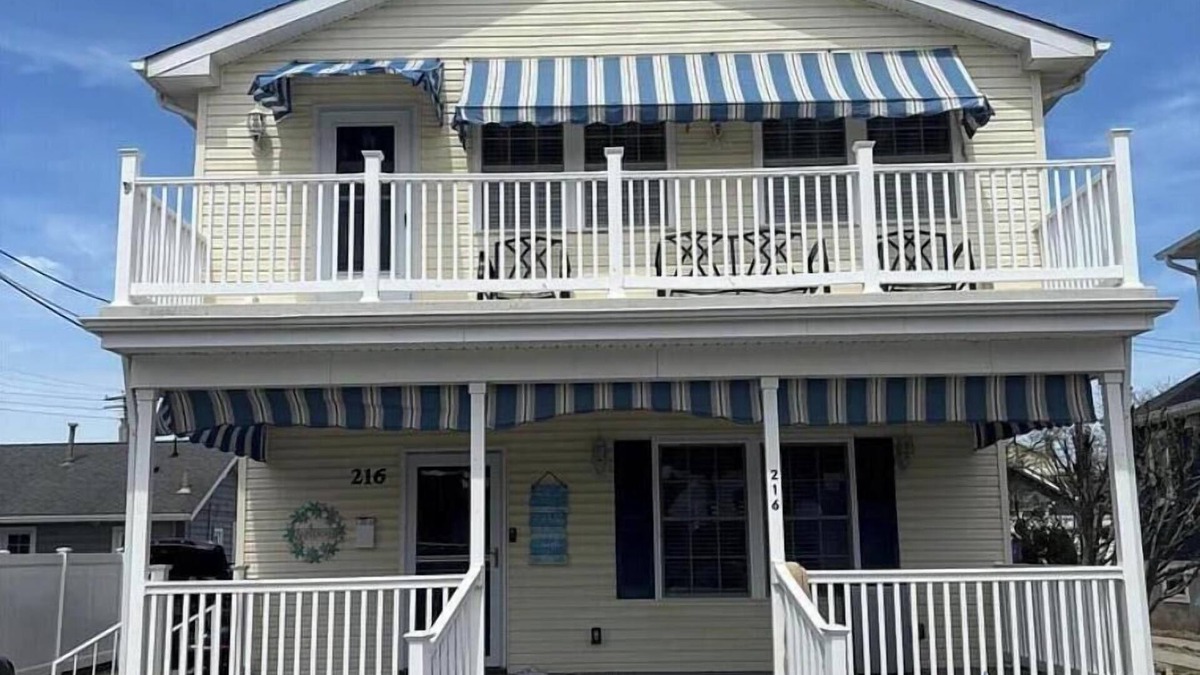 Lake Como House | Spacious 5-bedroom house in beautiful Belmar w/WiFi. 2 blocks from the beach!