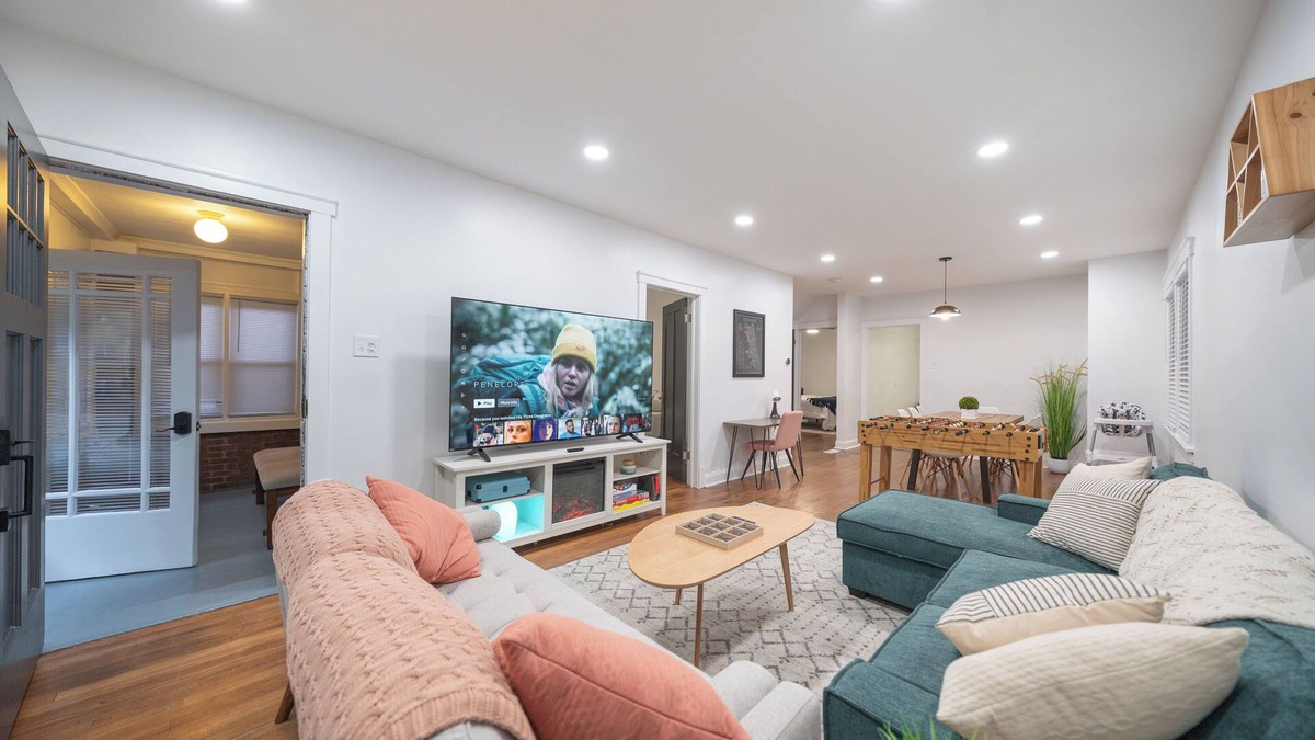 Berwyn House | Spacious 5-bedroom house with movie room, game room and more!