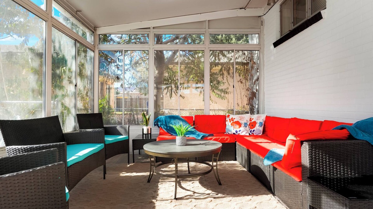 Twin Lakes House | Spacious 5-bedroom house - Modern, Pet/Family friendly and Centrally Located!
